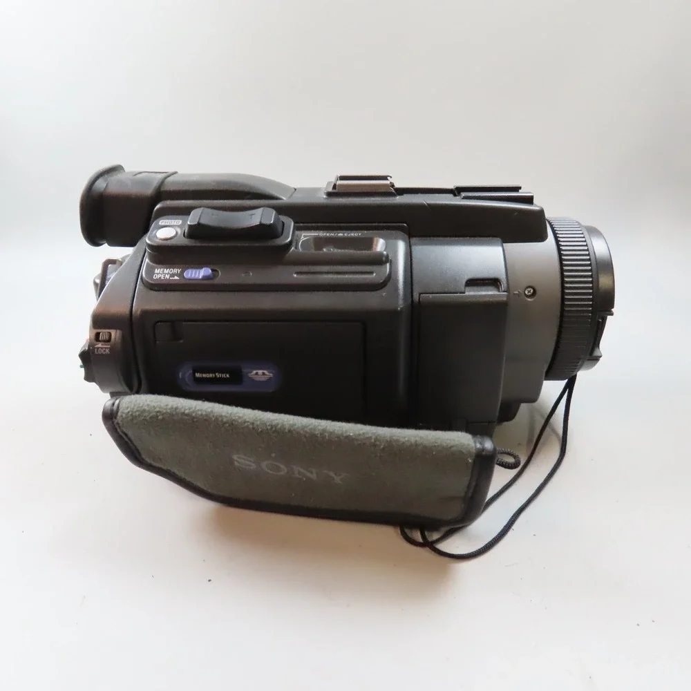 Sony DSR-PDX10 DVCAM Handheld Camcorder 3CCD 12x Optical Zoom High Definition